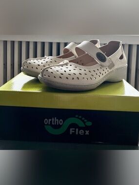 Ortho Flex Comfort Shoes Cream Leather Mary Jane Size 39 (8.5) Perforated